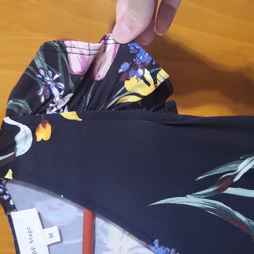 NWOT womens Romper Size Medium- HAS POCKETS! - Picture 2 of 8